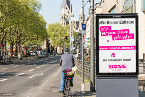 Mann auf Fahrrad mit Toilettenpapier im Fahradkorb am Neumarkt in Köln Mann auf Fahrrad mit Toilettenpapier im Fahradkorb am Neumarkt in Köln